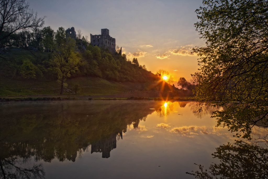 Sonnenaufgang über der Burgruine Niederhaus