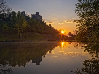Sonnenaufgang über der Burgruine Niederhaus